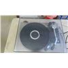 Image 8 : Technics Belt Drive Turntable with Dust Cover
