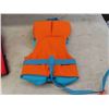Image 8 : 4 Life Floatation Devices Sizes: (1) Medium, (2) XL, (1) Child 