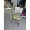 Image 5 : Retro Table 30'' x 37'' x 30'' , 2 Chairs 
