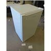Image 3 : Hamilton Beach Bar Fridge 33'' x 18'' x 18 1/2'' - Only Used for 1 Month , Like-New Condition