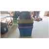 Image 4 : 4 Rubbermaid Totes with Lids
