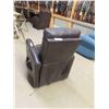 Image 6 : Leather/Leather-Style Power Recliner 