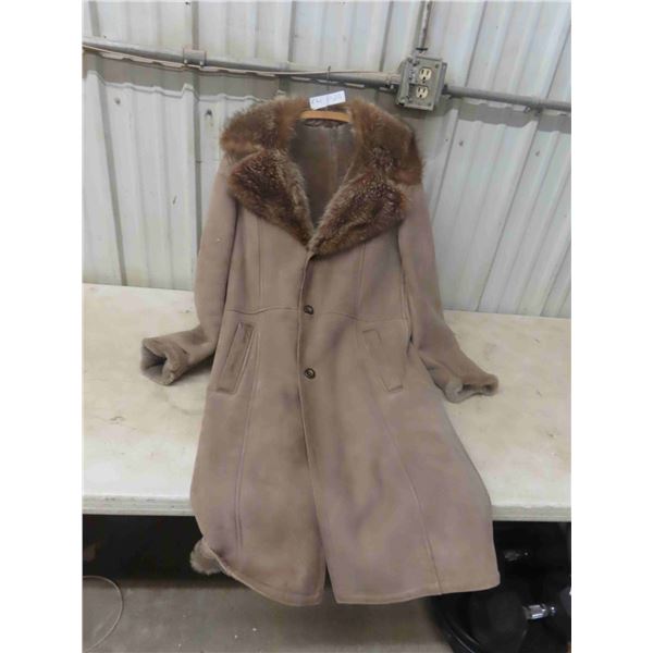 Ladies Coat with Fur Collar 