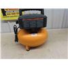 Image 6 : Bostitch 2.6 Job Site Air Compressor 6 Gallon - Working