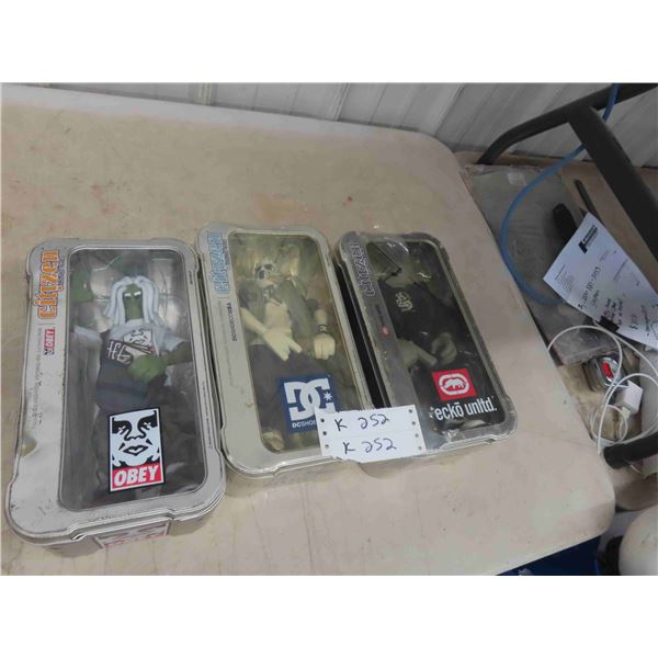 3 Citizen Figurines in Packaging 