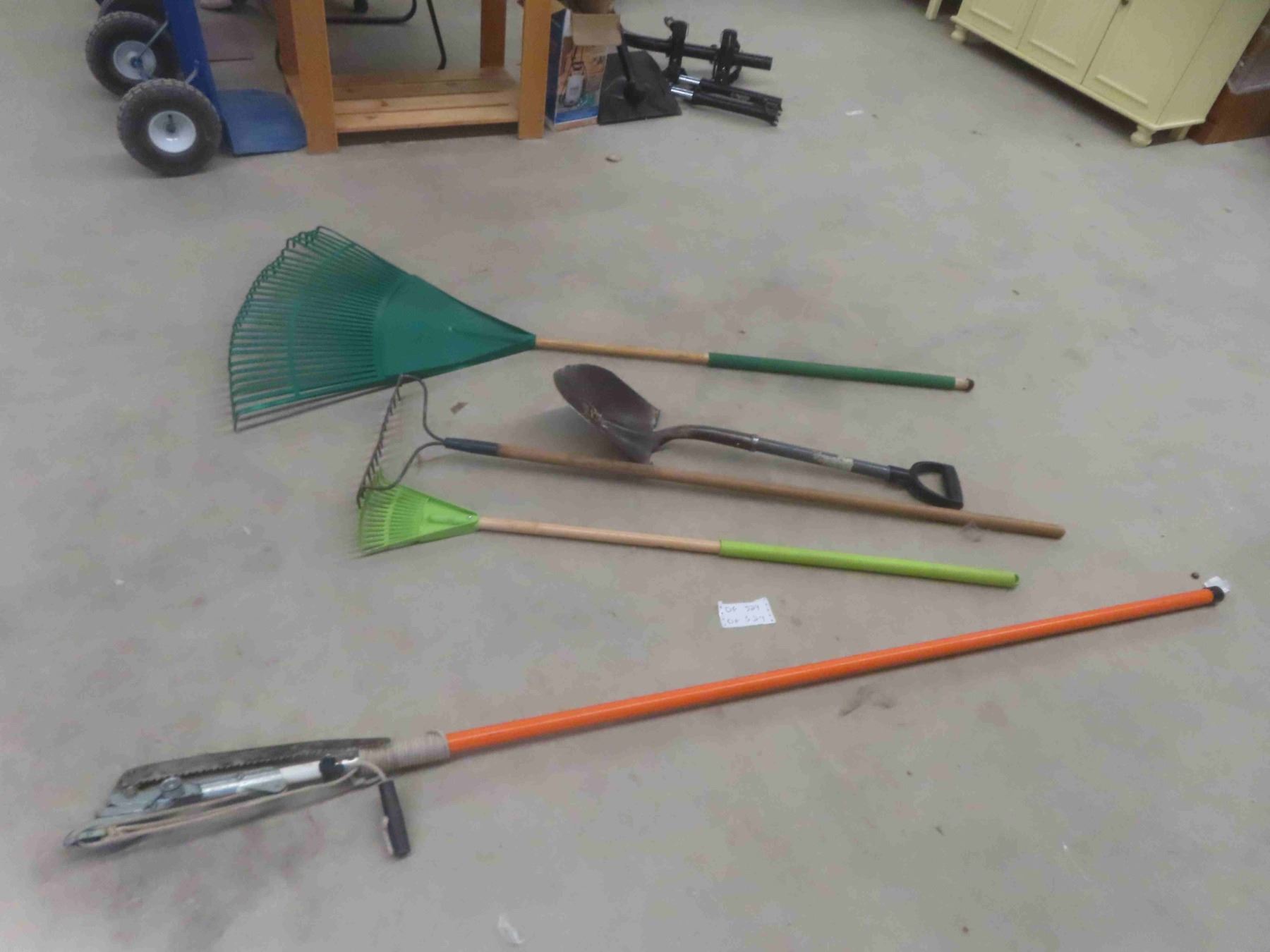 Yard Tools : Tree Branch Cutter , Spade , Rakes