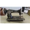 Image 3 : Singer Sewing Machine , Wood Crate 19 1/2'' x 12'' x 11'' 