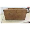 Image 8 : Singer Sewing Machine , Wood Crate 19 1/2'' x 12'' x 11'' 