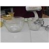 Image 2 : Westinghouse Mix Master with 2 Glass Bowls 