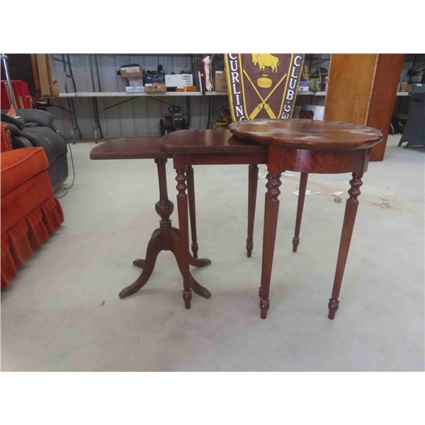 Nesting Tables 25'' x 17 1/2'' x 23'' Table in Middle Needs Leg to be Resecured 