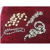 Image 8 : Costume Jewelry : Vintage Brooches , Cuff Links , Tie Clips , Beads & Jewelry 