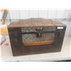 Image 1 : Vintage Round Top Trunk with Tray 20'' x 32'' x 18'' 