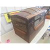 Image 2 : Vintage Round Top Trunk with Tray 20'' x 32'' x 18'' 