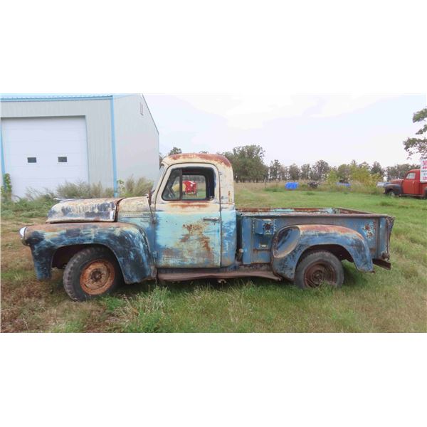 1940s International 1500 1/2 Ton Step Side Pickup Truck Has Power