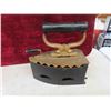 Image 2 : Vintage Sad and Steam Irons 