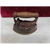 Image 8 : Vintage Sad and Steam Irons 