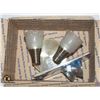 Image 1 : LIGHT FIXTURE PLUS HALOGEN BULBS