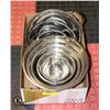 Image 1 : 5 METAL BOWLS & 3 METAL STRAINERS