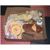 Image 1 : BUNDLE OF VINTAGE ITEMS ESTATE