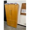Image 3 : Group of 2 cabinets w/contents - approx. 6 ft x 3ft x 18in