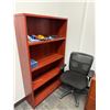 Image 2 : assorted office furniture - includes a desk (6 feet W X 74in high & 40inn deep) / wooden cabinet / w