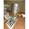 Image 6 : Lot of old kitchen utensils: sifter, cookie cutters, decorating tools and strainer (2)