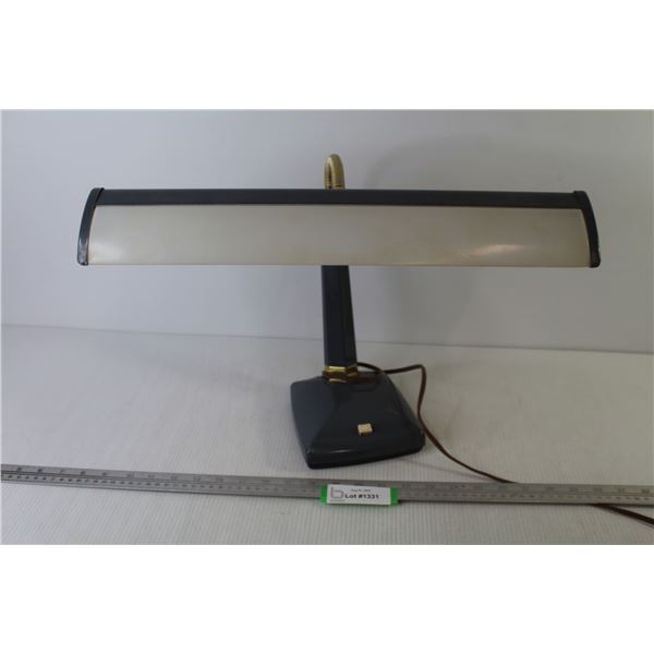 Desk Lamp (light flickers)