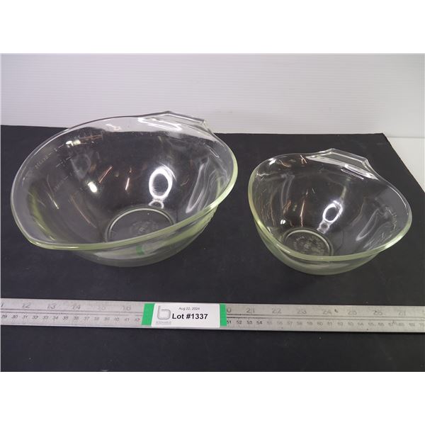 (2) Vintage Pyrex Teardrop Mixing Bowl