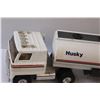 Image 3 : ERTL International Cab Over Semi & Husky Trailer