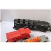 Image 7 : Canadian National Train & Lionel Train Cars w/Lamp & Crossing Signs