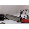 Image 8 : Canadian National Train & Lionel Train Cars w/Lamp & Crossing Signs