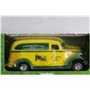 Image 2 : John Deere Die Cast 1938 Chevy Panel Pickup Bank Truck