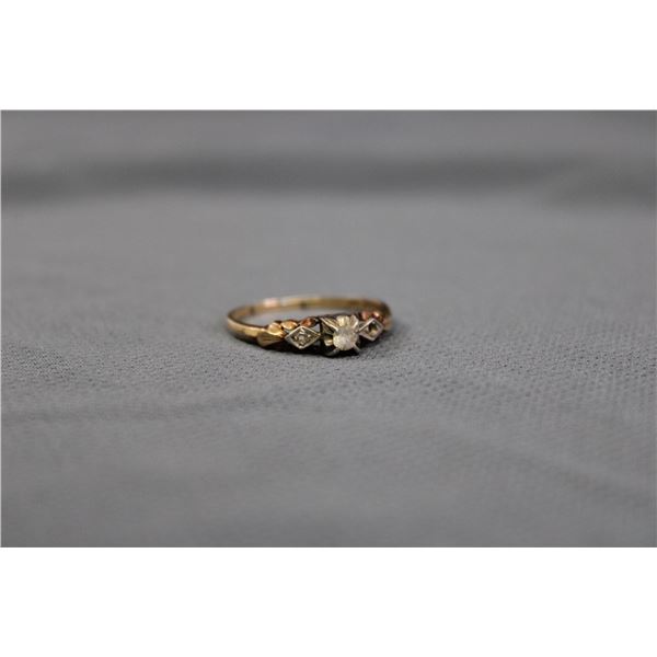 ^10K Gold & Diamond Ring - Size 9 - 1.69g - Missing One Side Diamond