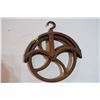Image 1 : Antique 10" well pulley