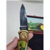 Image 5 : John Deere  Men's pocket knife in wooden display case - Never used