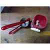 Image 2 : vintage red juicer and grinder