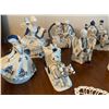 Image 2 : Royal Blue Ceramic Miniatures Collection Figurines
