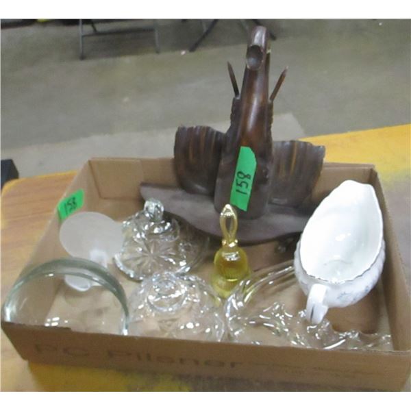 FLAT C/W GLASSWARE, ORNAMENTS, ETC