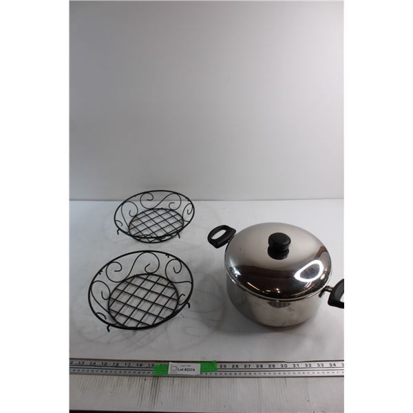 Pot with the Lid 12'' and (2) Wired Baskets