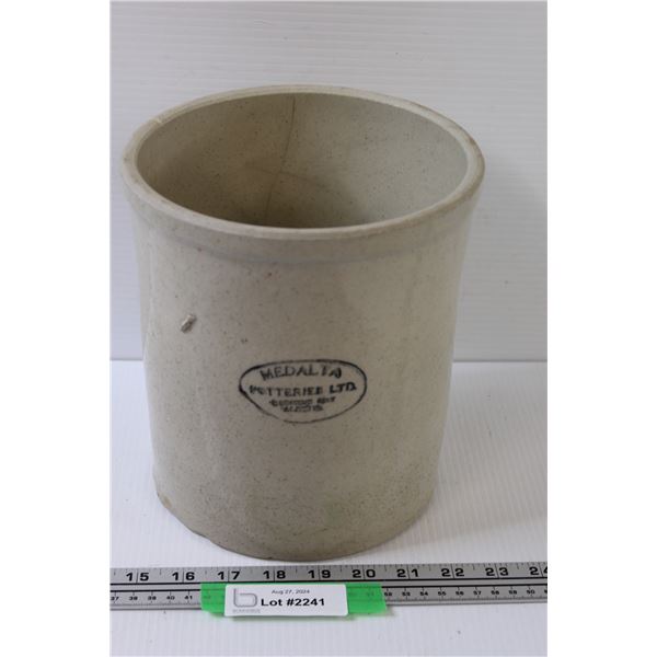 Medalta Crock - 8" x 9"