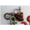 Image 4 : (2) Hooks and (6) Shackles
