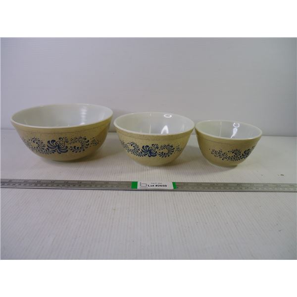 (3) Pyrex Homestead Mixing Bowls in excellent condition