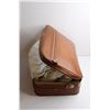 Image 6 : Langmuir Luggage Leather Bag 24'' x 16'' and Leather Case with Assorted Bed Sheets