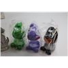 Image 4 : (3) Plastic Dinosaur Cups, (5) Assorted Porcelain Decorations and Photo Frame 12'' x 9''