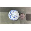Image 8 : BLUE AND WHITE FLORAL BOWL WITH STAND
