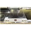Image 2 : MAYTAG GLASS TOP STOVE WITH CONVECTION OVEN