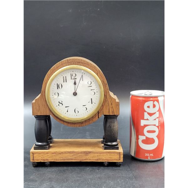 Small Vintage Mantle Windup Clock