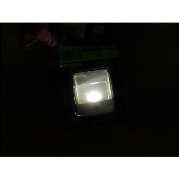 FREIGHT DAMAGE (AS IS):  CORDLESS LED BULB LIGHT