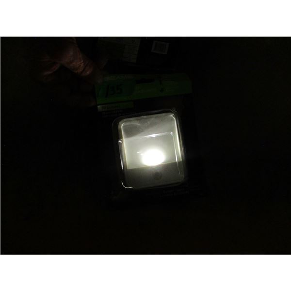 FREIGHT DAMAGE (AS IS):  CORDLESS LED BULB LIGHT