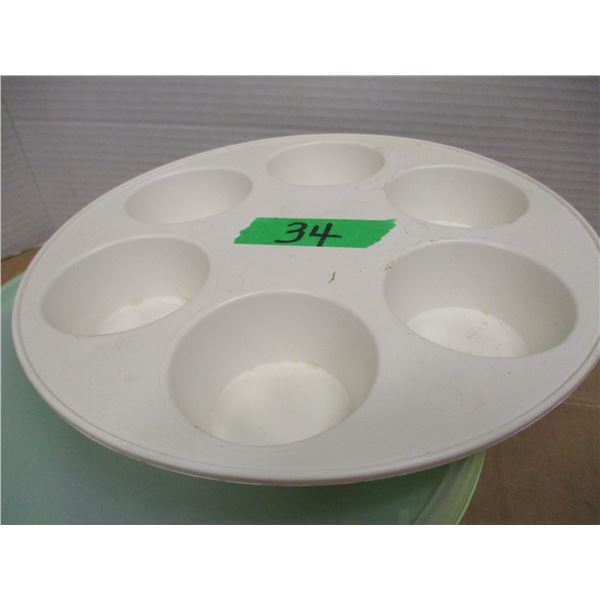 ESTATE:  JELLO MOLD & MUFFIN TINS